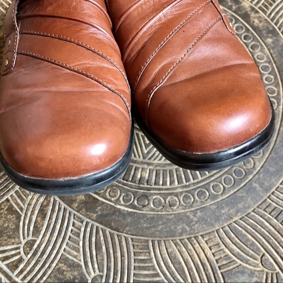 CLARKS Slip On Mule Clogs Brown Leather Pleats Size 7.5M - Picture 9 of 12